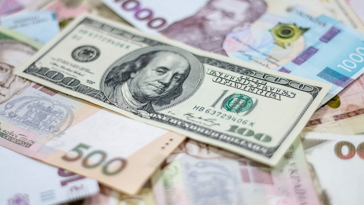 Доллар снова подешевел, что с евро: курс валют на 27 апреля