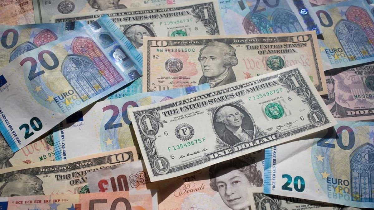 Доллар медленно идет вниз, что с евро: курс валют на 7 мая