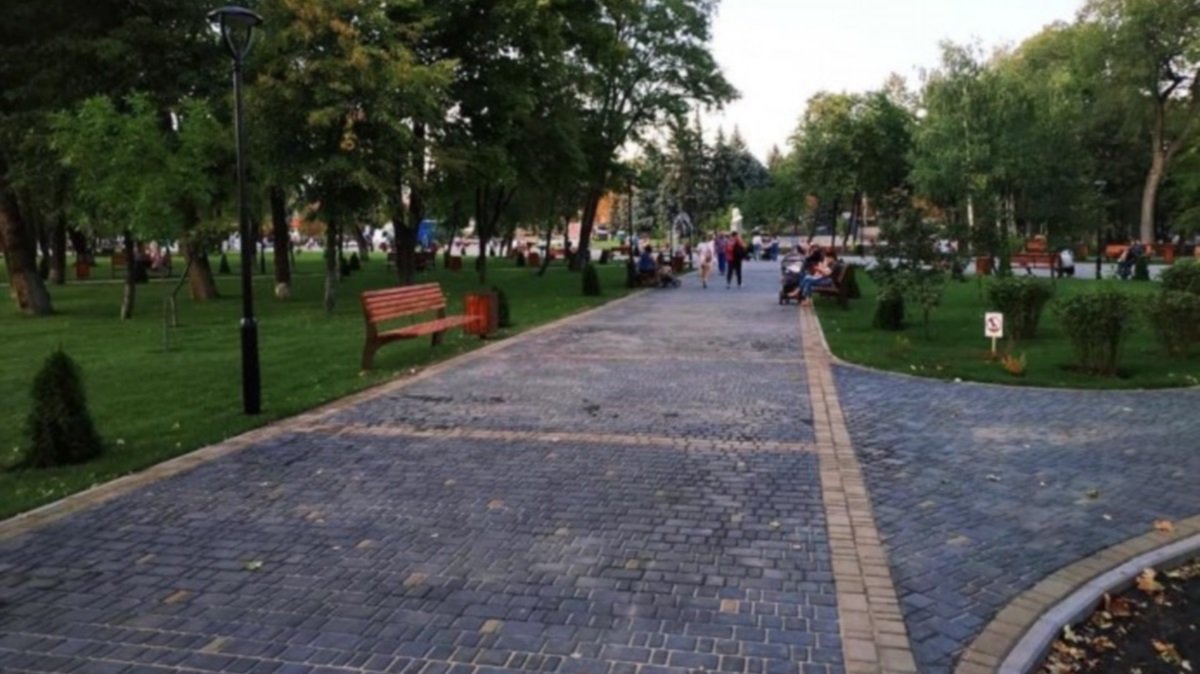 Полтора года на дорожку: как в Павлограде мэрия отремонтирует пешеходную зону в парке