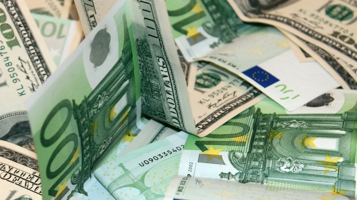 Доллар вниз, евро вверх: курс валют на 12 мая