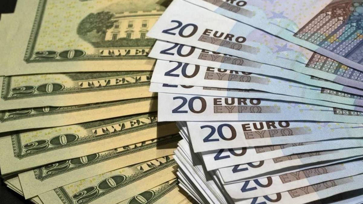 Доллар и евро идут на спад: курс валют на 13 мая