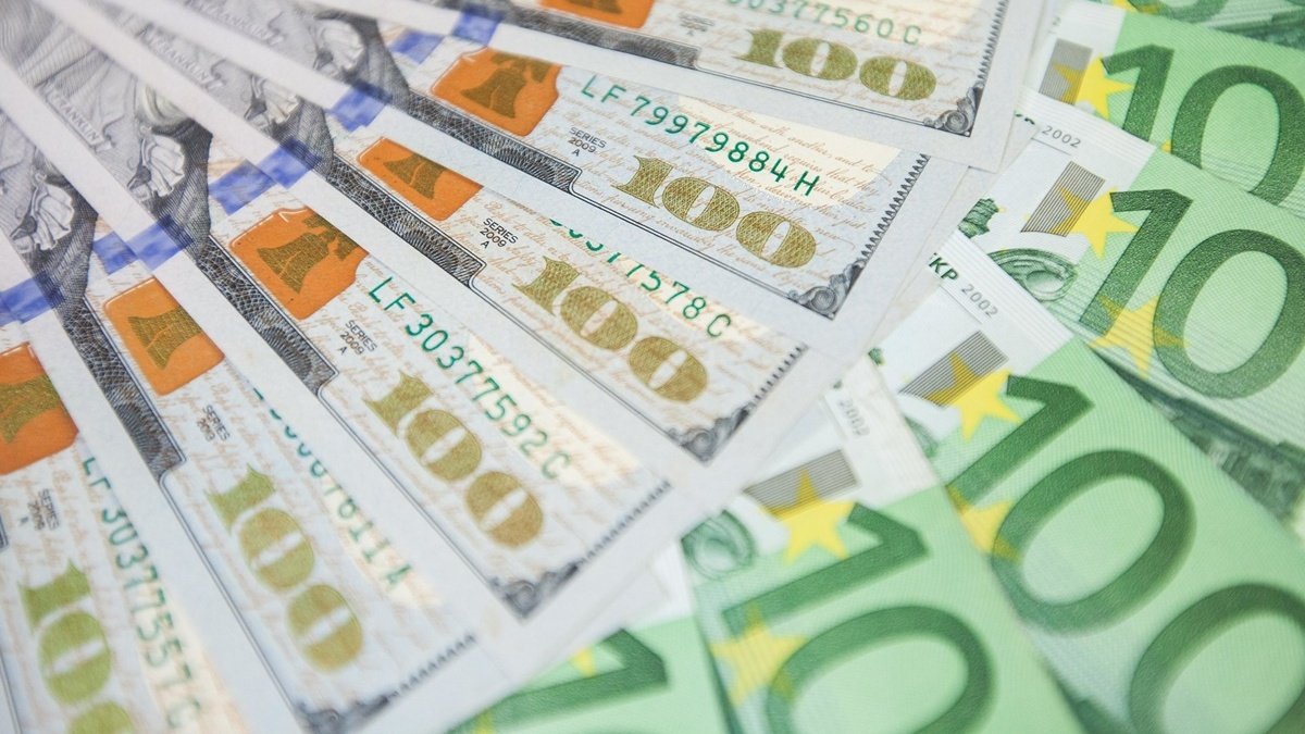 Доллар продолжает терять в цене, что с евро: курс валют на 18 мая