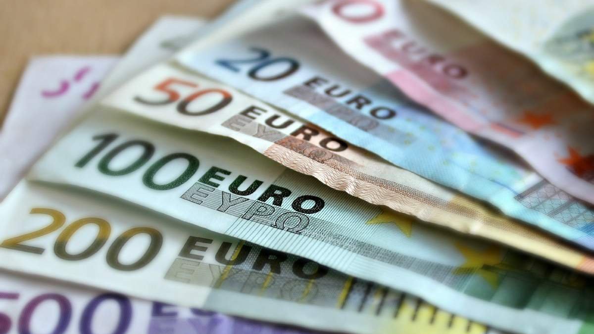 Доллар теряет в цене, евро наоборот: курс валют на 25 мая
