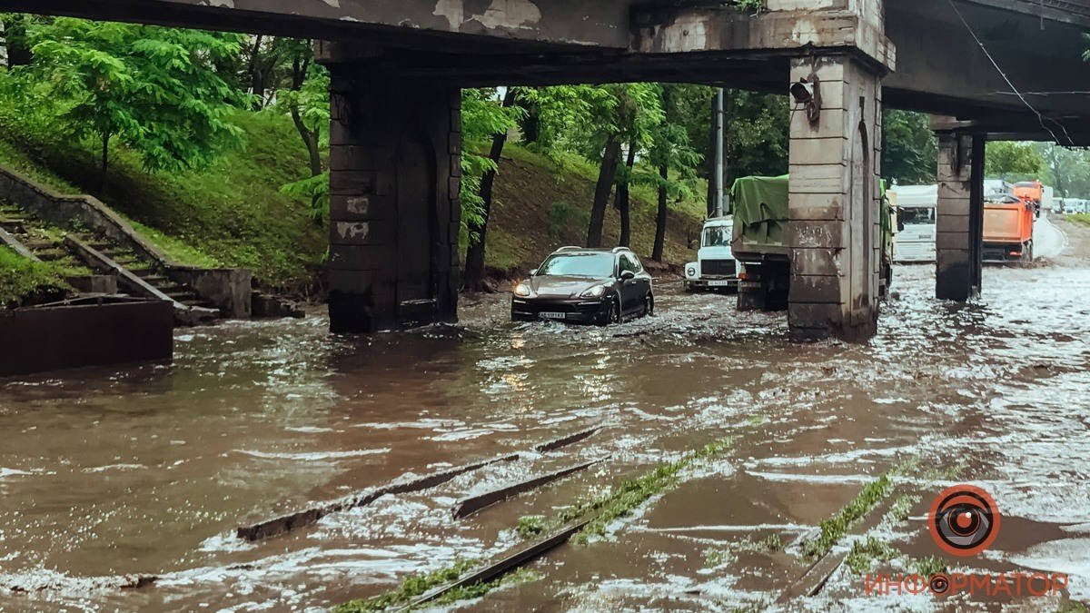Ливни вызвали наводнения по всему миру. Как с потопами борются в Днепре