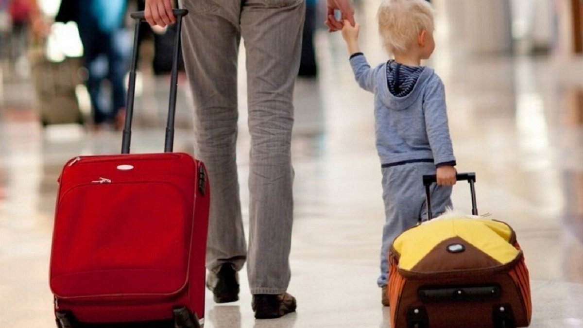 Как выехать за границу с ребенком одному из родителей: советы юриста