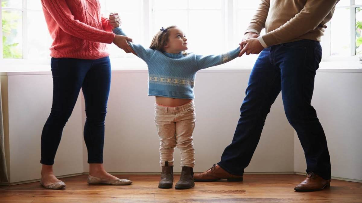 Как решить, с кем должен жить ребенок после развода: совет юриста