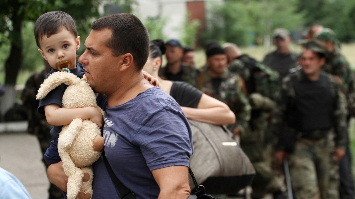 Какие выплаты полагаются переселенцам в Украине и как их оформить