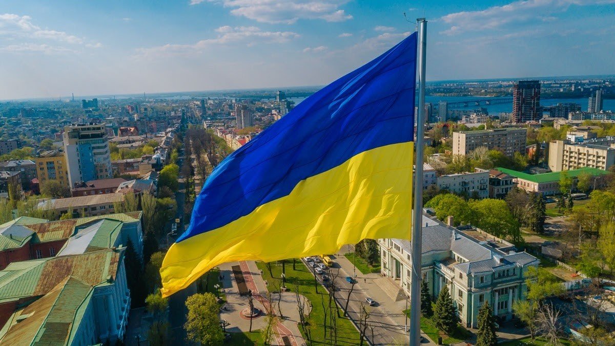 Сговор с чиновниками и подозрение в растрате бюджета: кто устанавливал флагштоки в городах Украины