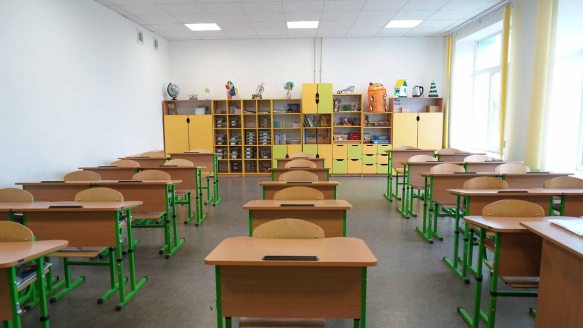 В Кривом Роге за 1,1 млн купят мебель в школы у фирмы, связанной с депутатом от Порошенко
