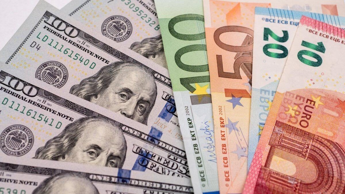 Евро немного упал, доллар продолжает рост: курс валют на 28 сентября