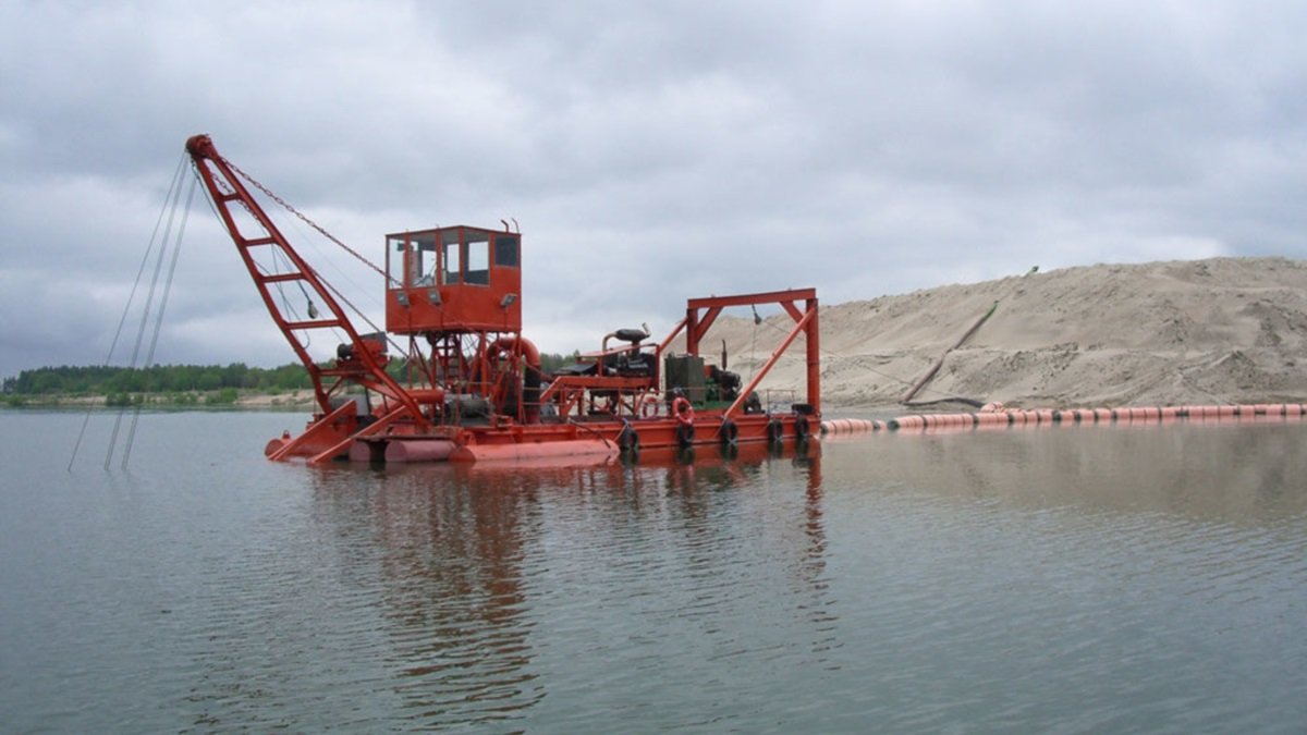 Темные воды и мертвая рыба: чем грозит добыча песка в Каменском фирмой Спектора