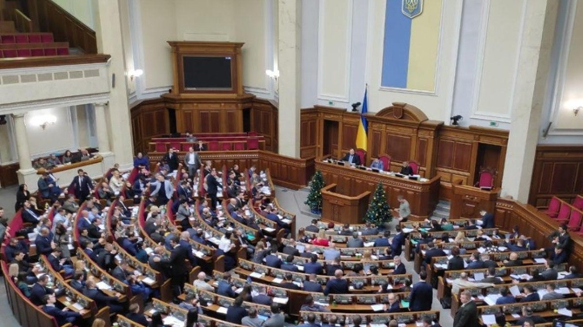 Подарок на Новый год: в Украине помощникам нардепов могут выплатить по 113 тысяч гривен