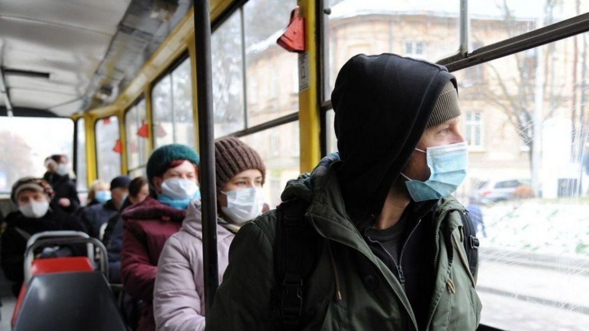 Сколько украинцев соблюдают карантин и носят маски: опрос R&B Group