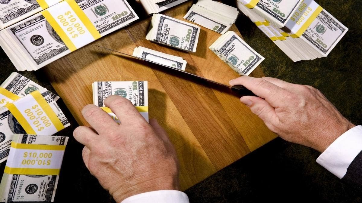 В «Слуге народа» анонсировали законопроект о налоге на выведенный капитал: кому его платить
