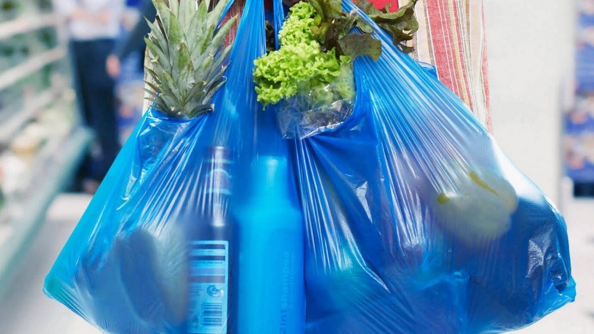 Сколько теперь будут стоить пластиковые пакеты и какие штрафы для магазинов в Украине