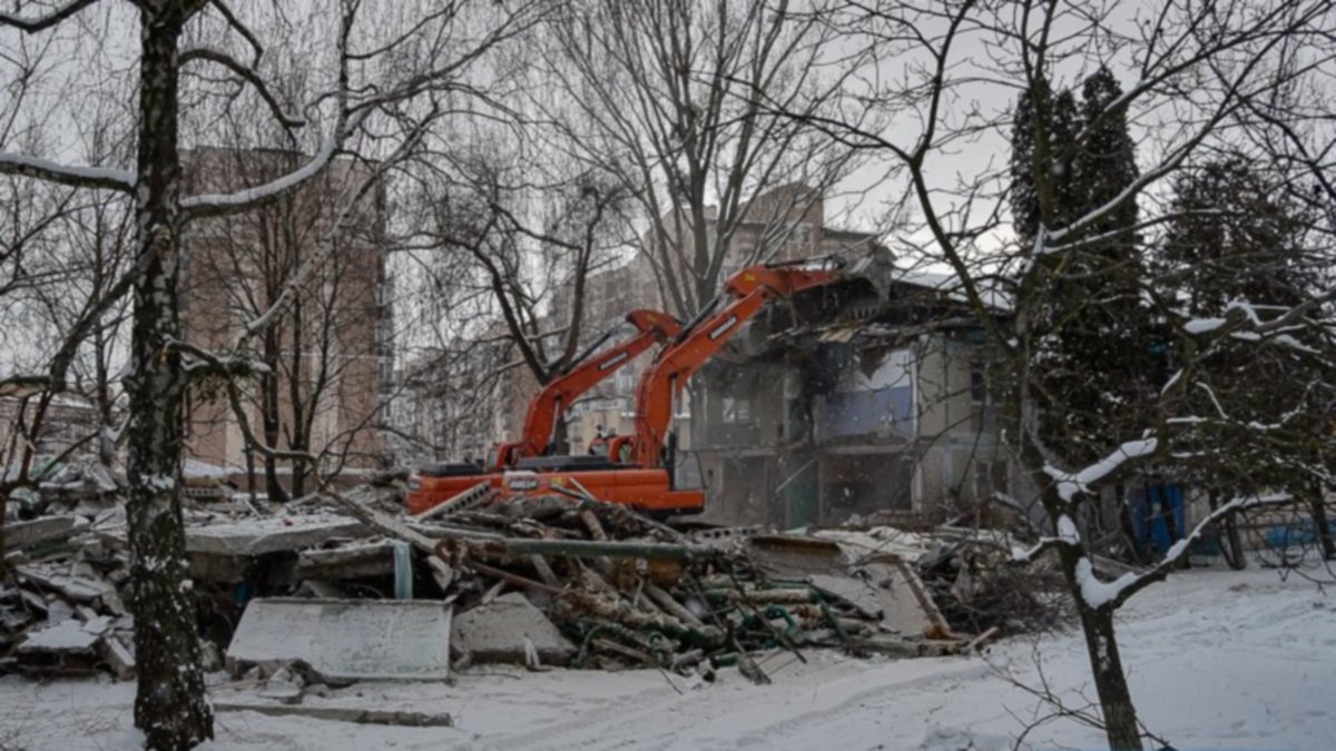 В Киеве застройщик снес общежитие, а людей выкинули на улицу: в чем дело и что дальше