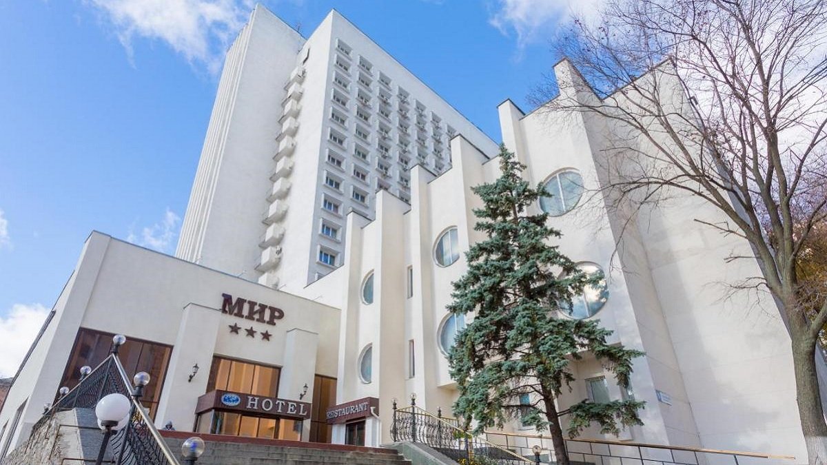 Борьба за «Мир»: кто «воюет» за гостиницу возле Голосеевского парка в Киеве