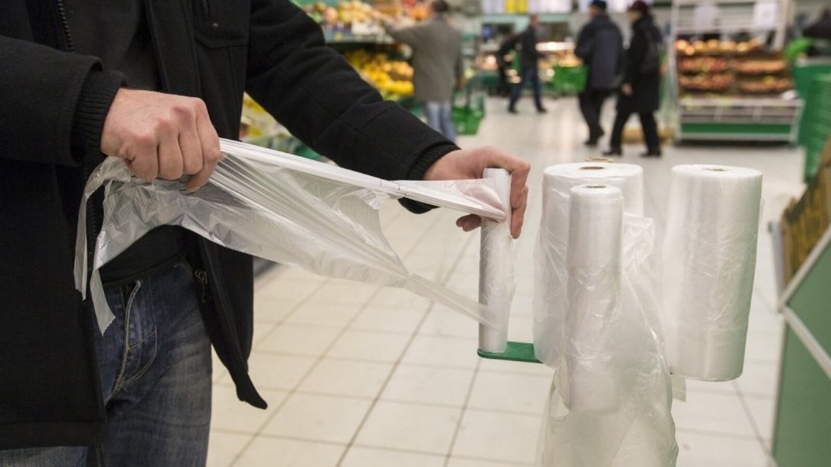 С 1 февраля в Украине пластиковые пакеты станут платными: сколько будут стоить