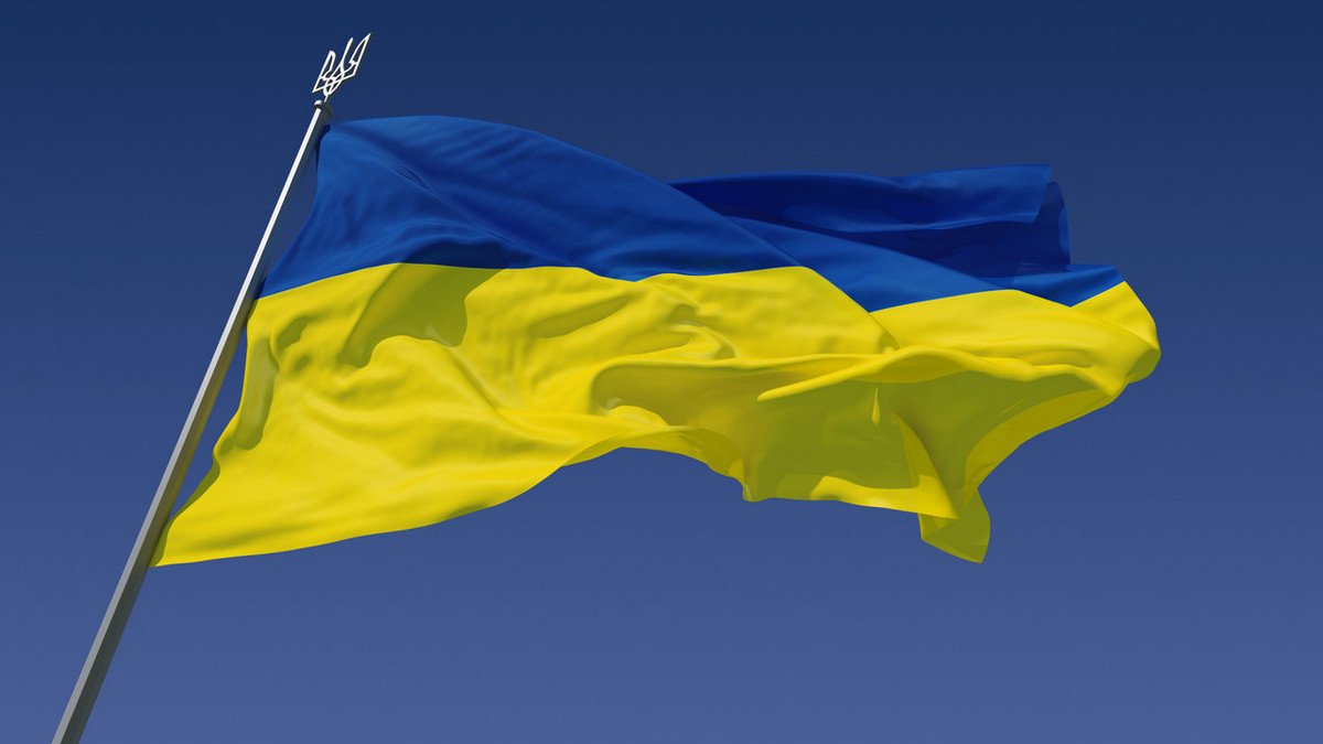 В Киеве на Майдане раздают украинские флаги