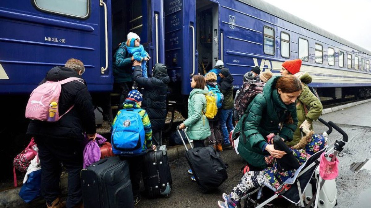 Укрзализныця: организованы эвакуационные поезда в Словакию и катер в Румынию