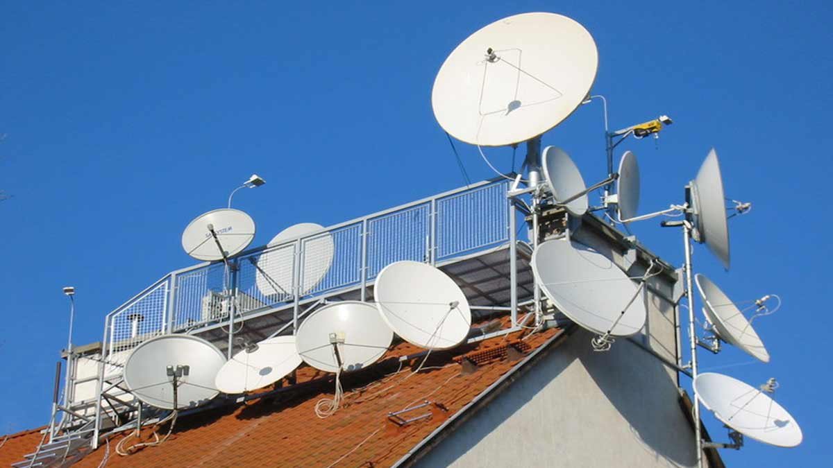 Нужно ли убирать спутниковые антенны с домов: ответ комитета Верховной Рады