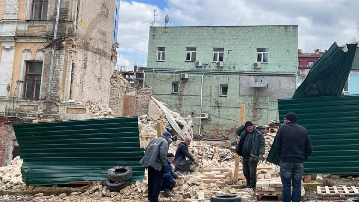 «Это не место попадания ракеты»: в Киеве застройщики снесли 120-летнее здание
