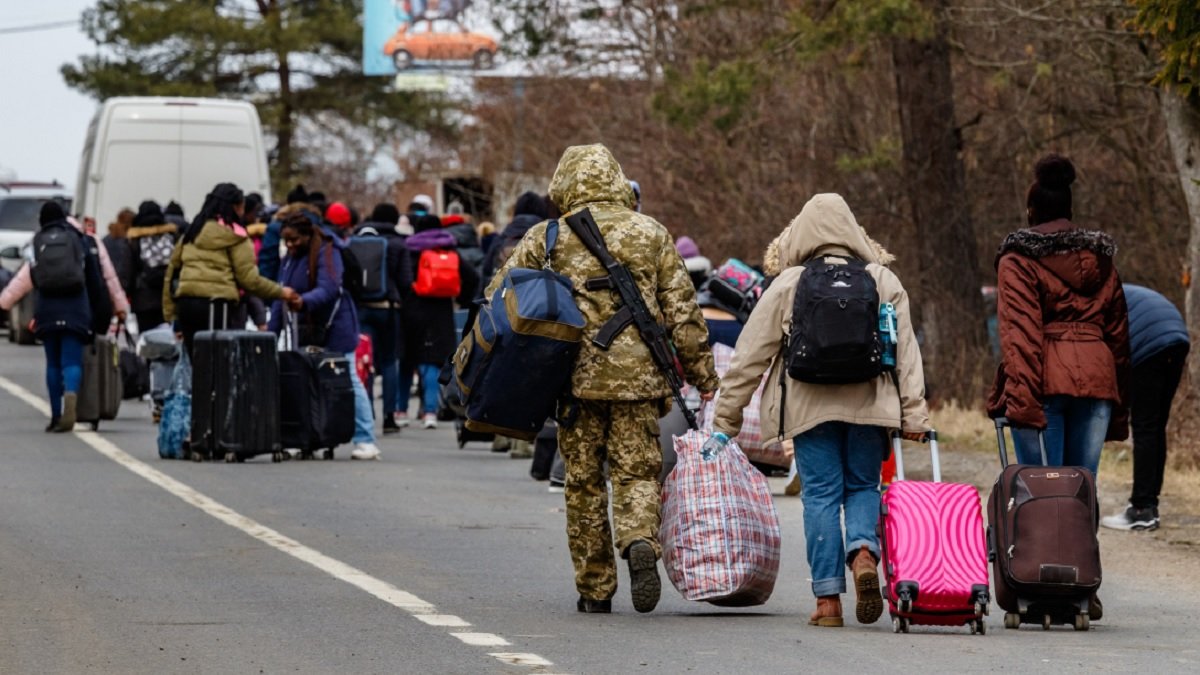 Сколько украинцев собираются вернуться домой и сейчас работают: опрос Рейтинга