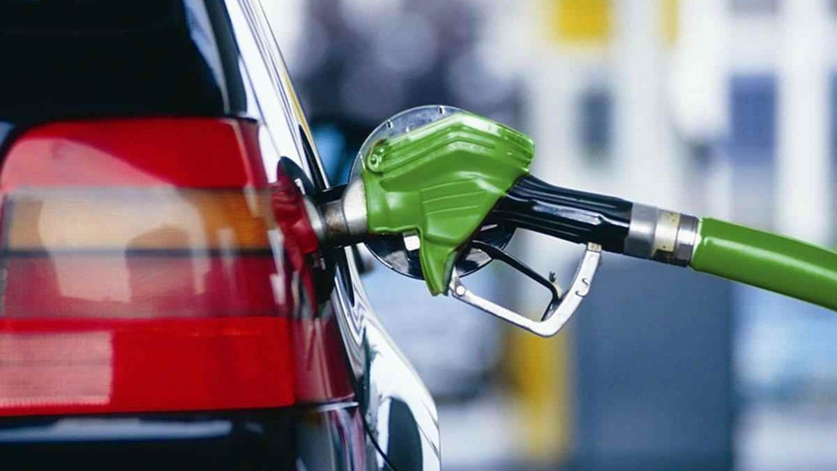 Кабмин не планирует отказываться от контроля за наценкой на топливо: заявление Шмыгаля