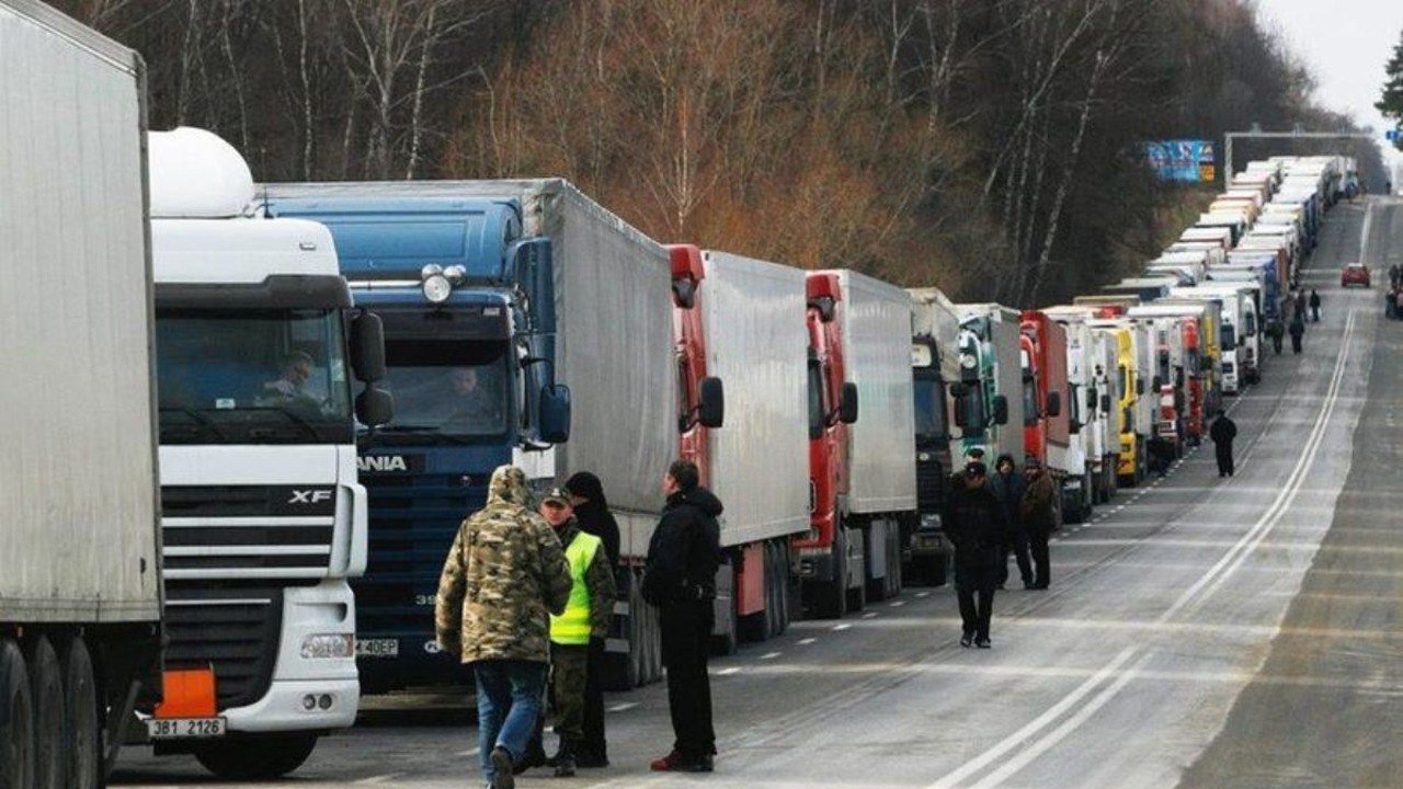 Верховная Рада Украины поддержала льготный импорт грузовиков и спецмашин: что изменится