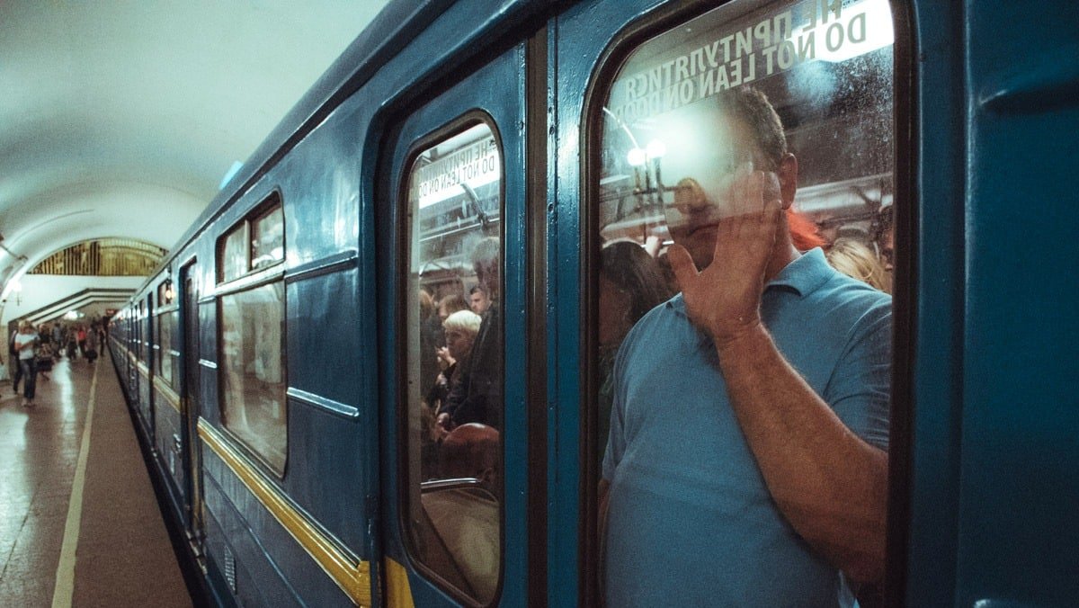 В Киеве изменили график работы метро и продлили часы продажи алкоголя: что изменилось