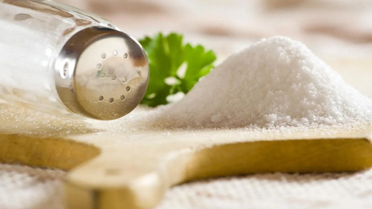 В Днепре за пачку соли просят 150 гривен: когда спадет ажиотаж и какой будет цена