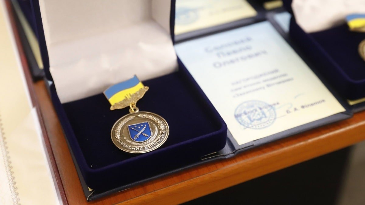 В Днепре горсовет хочет закупить 300 медалей «Захиснику Вітчизни»