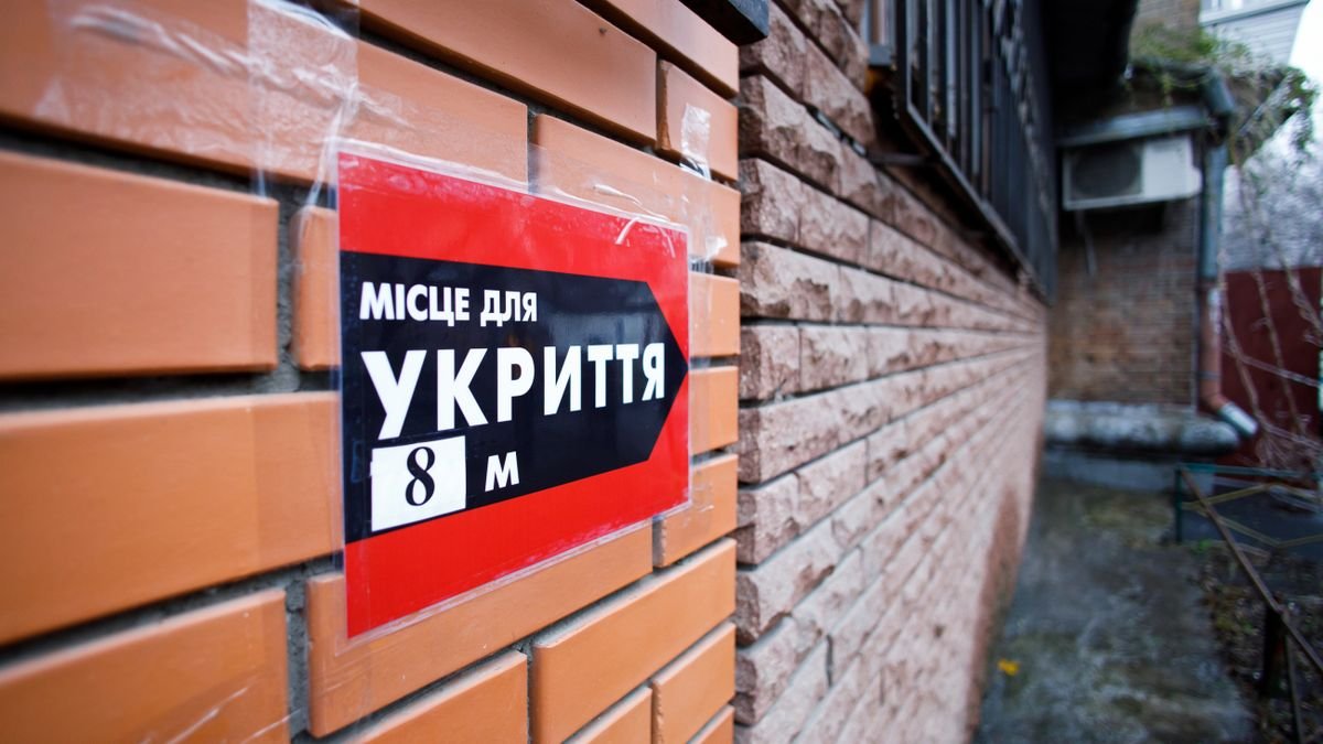 В Києві гімназія замовила три ремонта укриття: що будуть робити