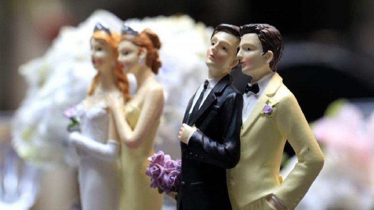 У Зеленського просять легалізувати одностатеві шлюби в Україні