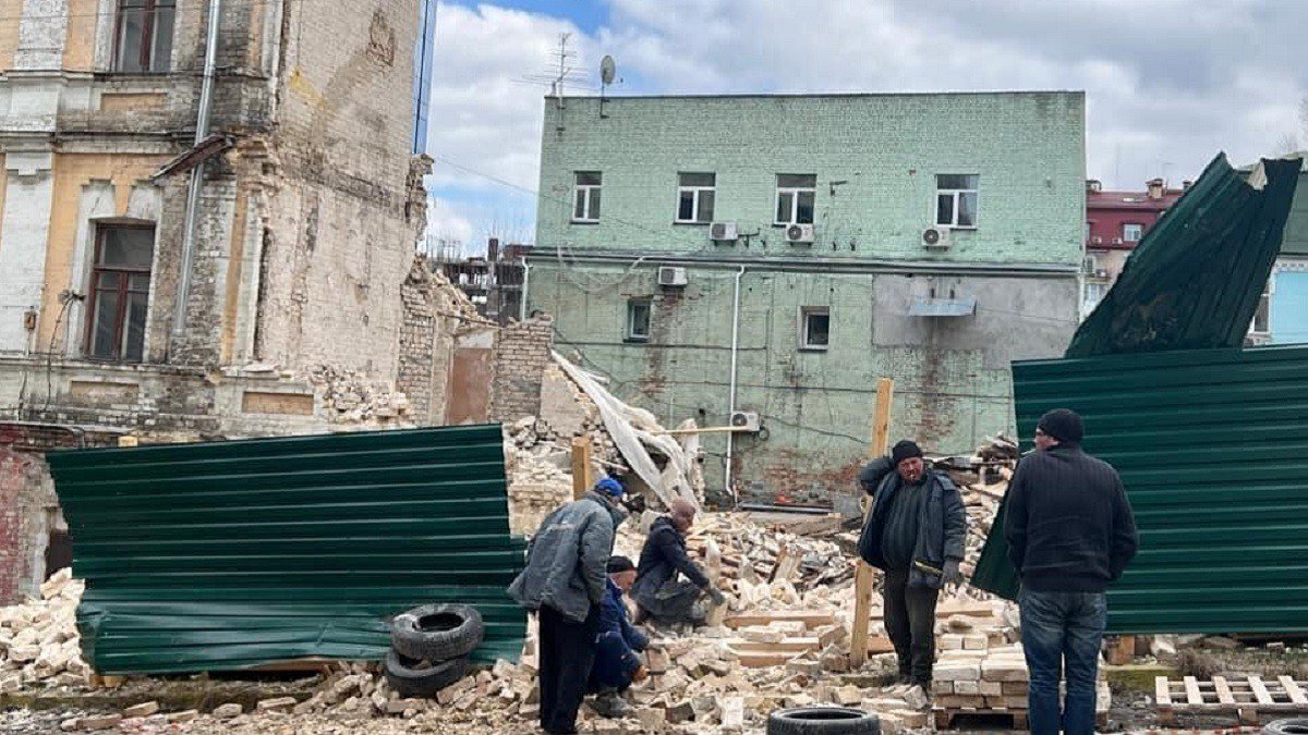 Під час війни: на Подолі у Києві зносять будівлю кінця ХІХ століття