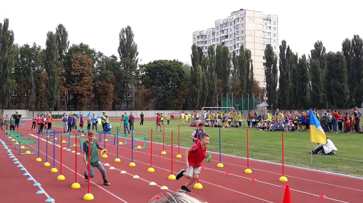 Паркінги-укриття під шкільними стадіонами у Києві: чому батьки проти