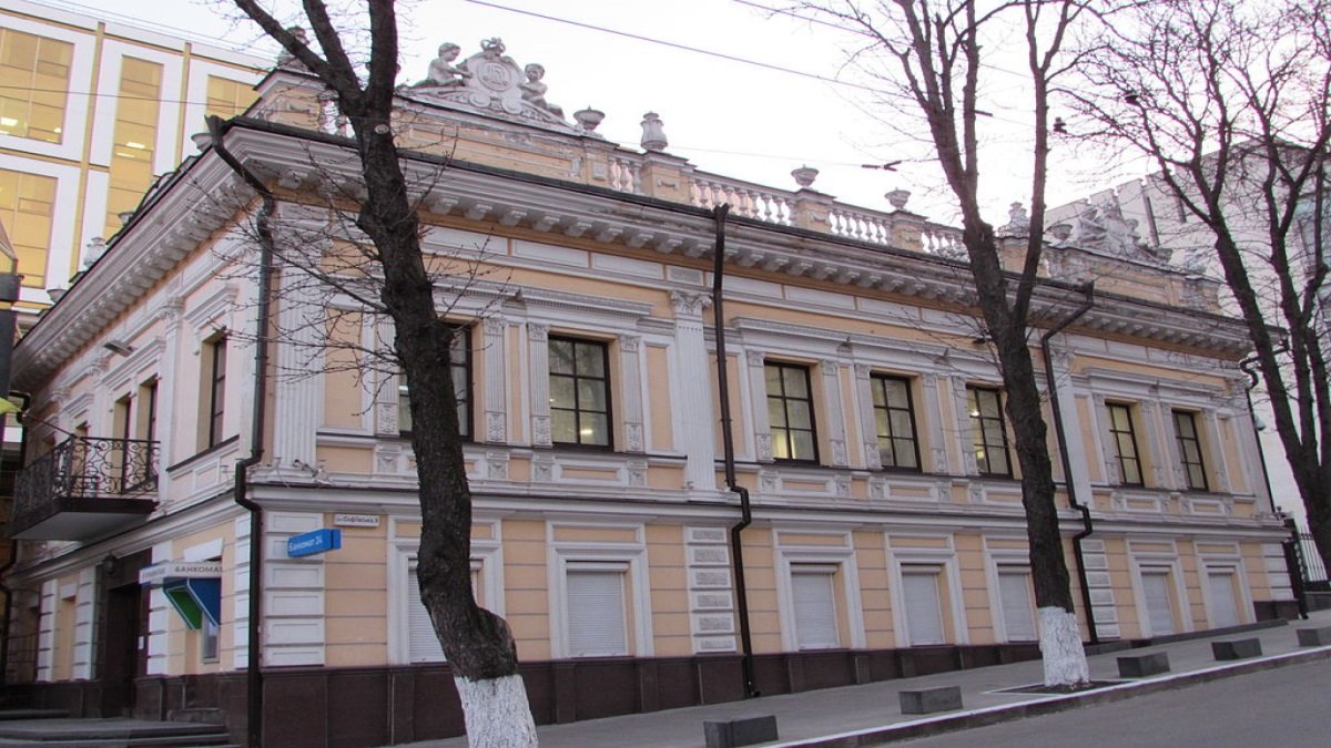 У центрі Києва продають головний офіс Промінвестбанку: скільки він коштує