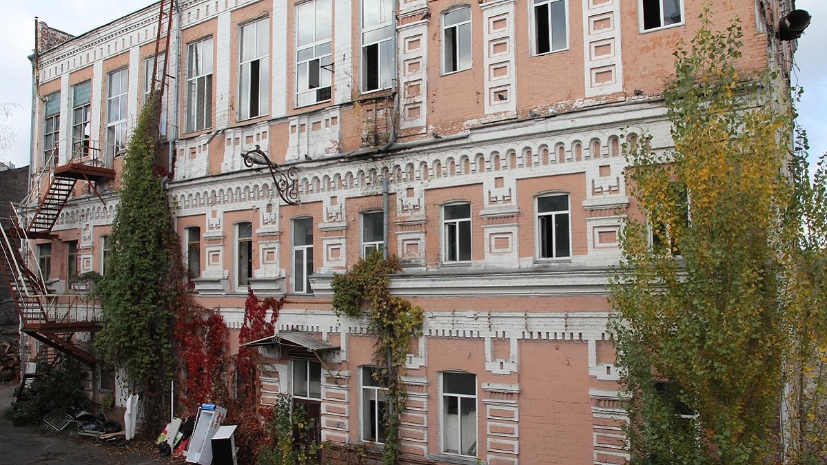 Заради нового ЖК у Києві фірма нардепа Дмитра Ісаєнка зруйнувала 120-річну споруду