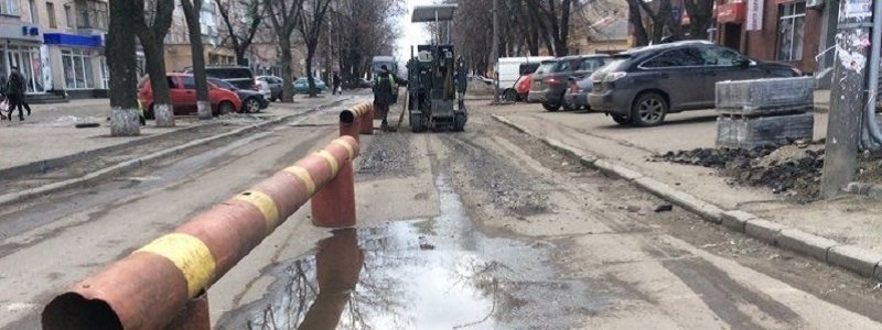 Після обшуку в міськраді Черкас екс-депутат почав ремонт вулиці