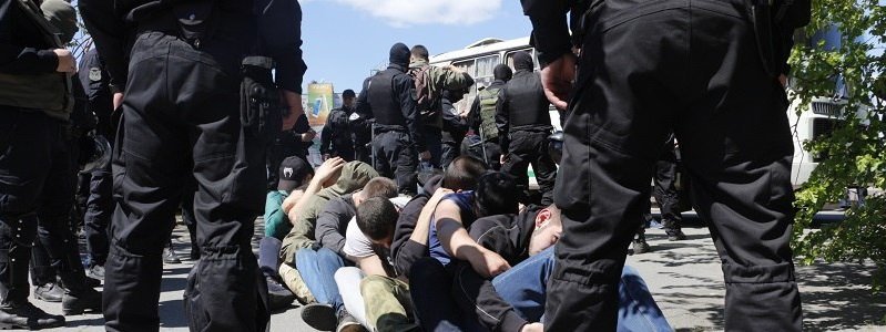 Парни, которых полиция задержала 9 мая в Днепре, признаны потерпевшими