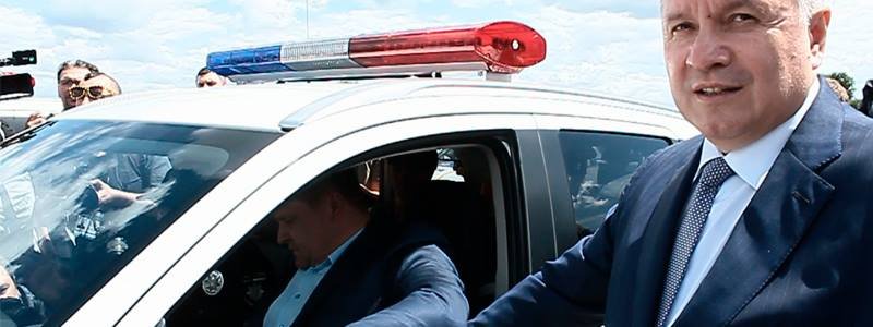 Как Аваков в Днепре вручал полицейские автомобили