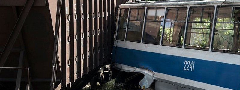 Подробности столкновения трамвая с поездом в Днепре