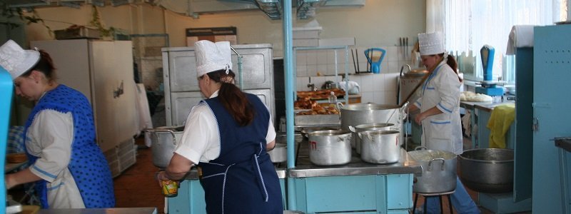 В горсовете Днепра планируют закупить кухонного оборудования для школ на 10 млн грн