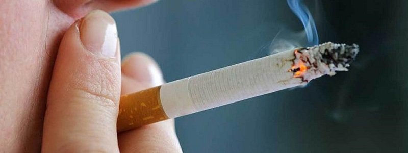 Из-за курения на остановке житель Днепра может оказаться за решеткой