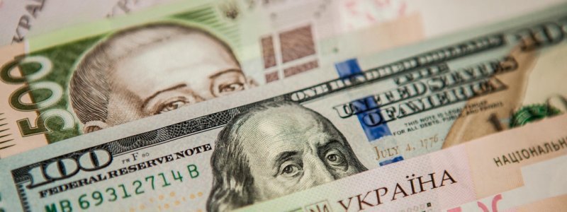 Почему в Украине обесценивается гривна и нужно ли скупать доллары