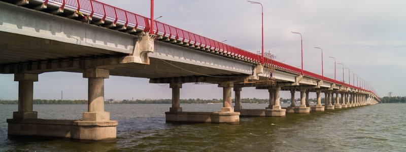 Ямы на Новом мосту Днепра залатают до конца недели