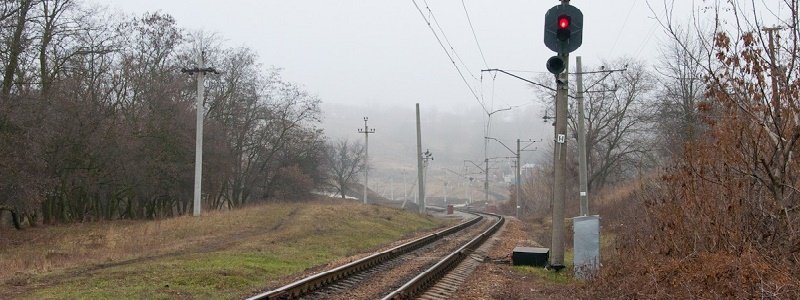 Злоумышленники чуть не украли железную дорогу, ведущую в аэропорт Днепра