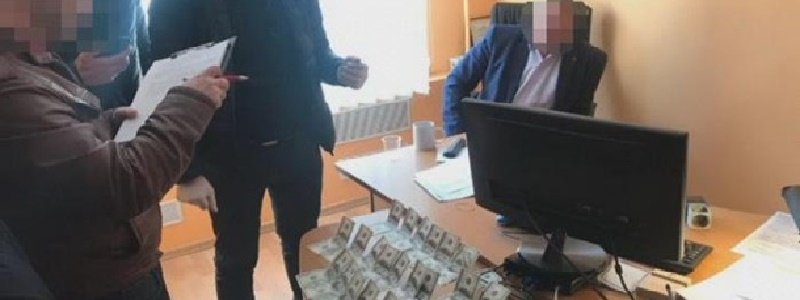 Как суд наказал чиновника миграционной службы из Днепра за взятку 3 тысячи долларов