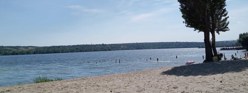 Проби води у нормі: Придніпровський пляж знову відкрито для відвідувачів