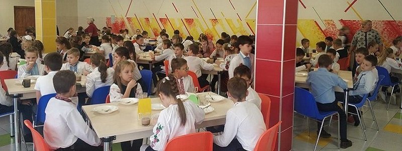 Премии чиновникам и плохое школьное питание: что нашли аудиторы в работе чиновников образования в Киеве